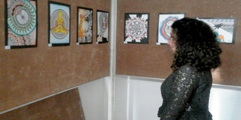 جنى أبو جهجاه ابنة الـ 16 تقدم 45 عملا فنيا بمعرضها ف...